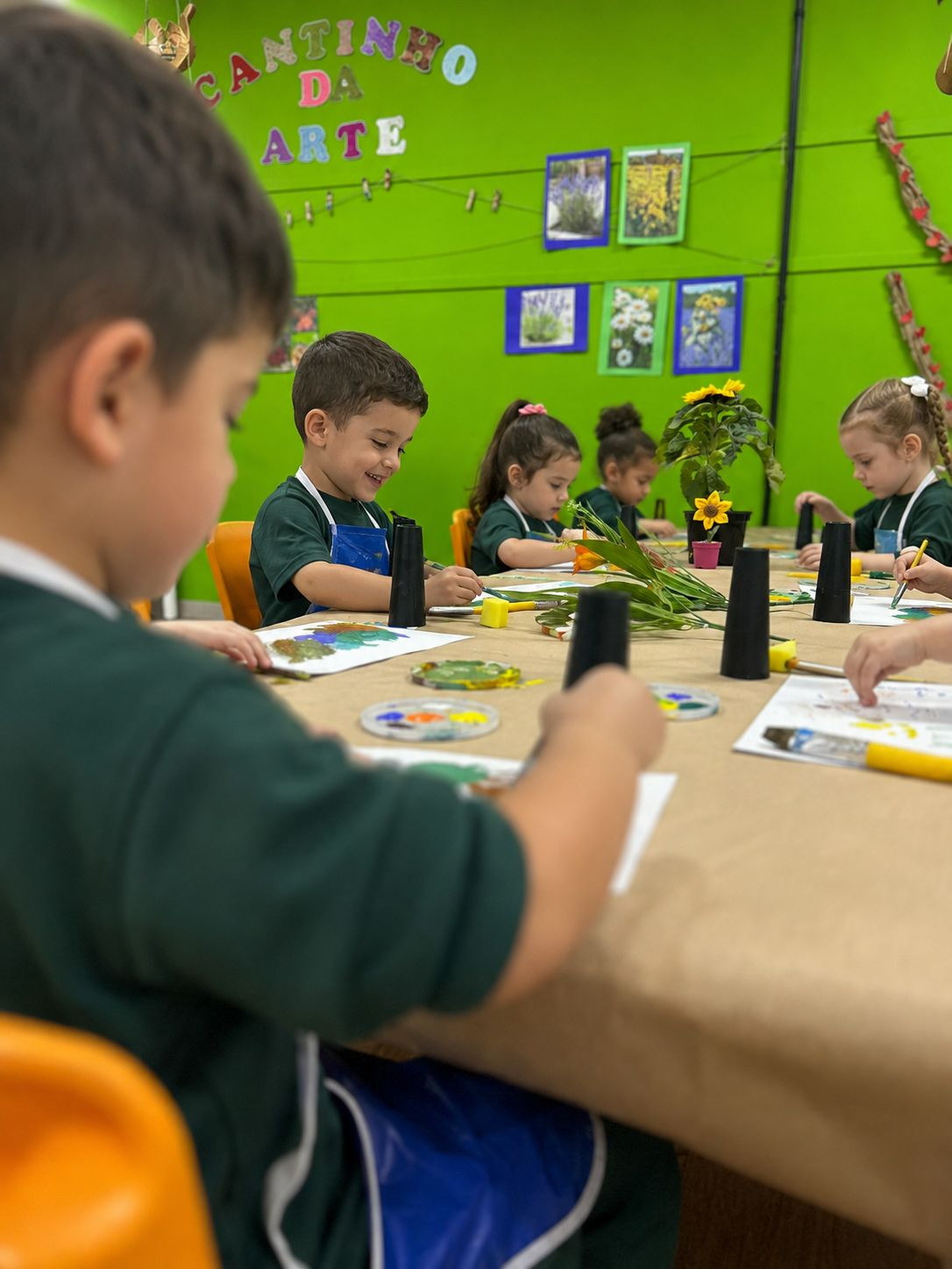 Crianças da Educação Infantil em atividade artística no espaço externo do colégio