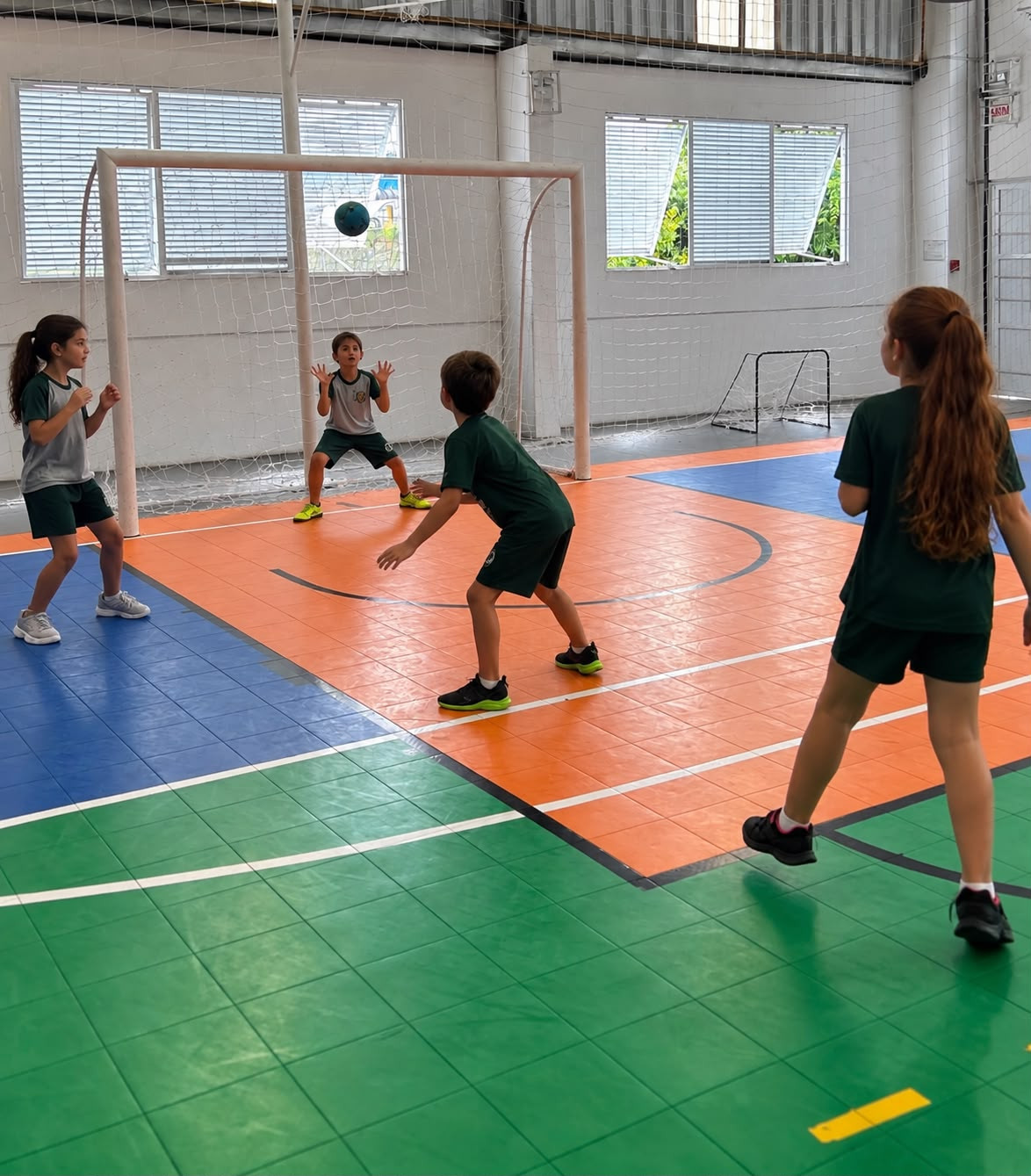 Alunos do Colégio KRAPP trabalhando em grupo