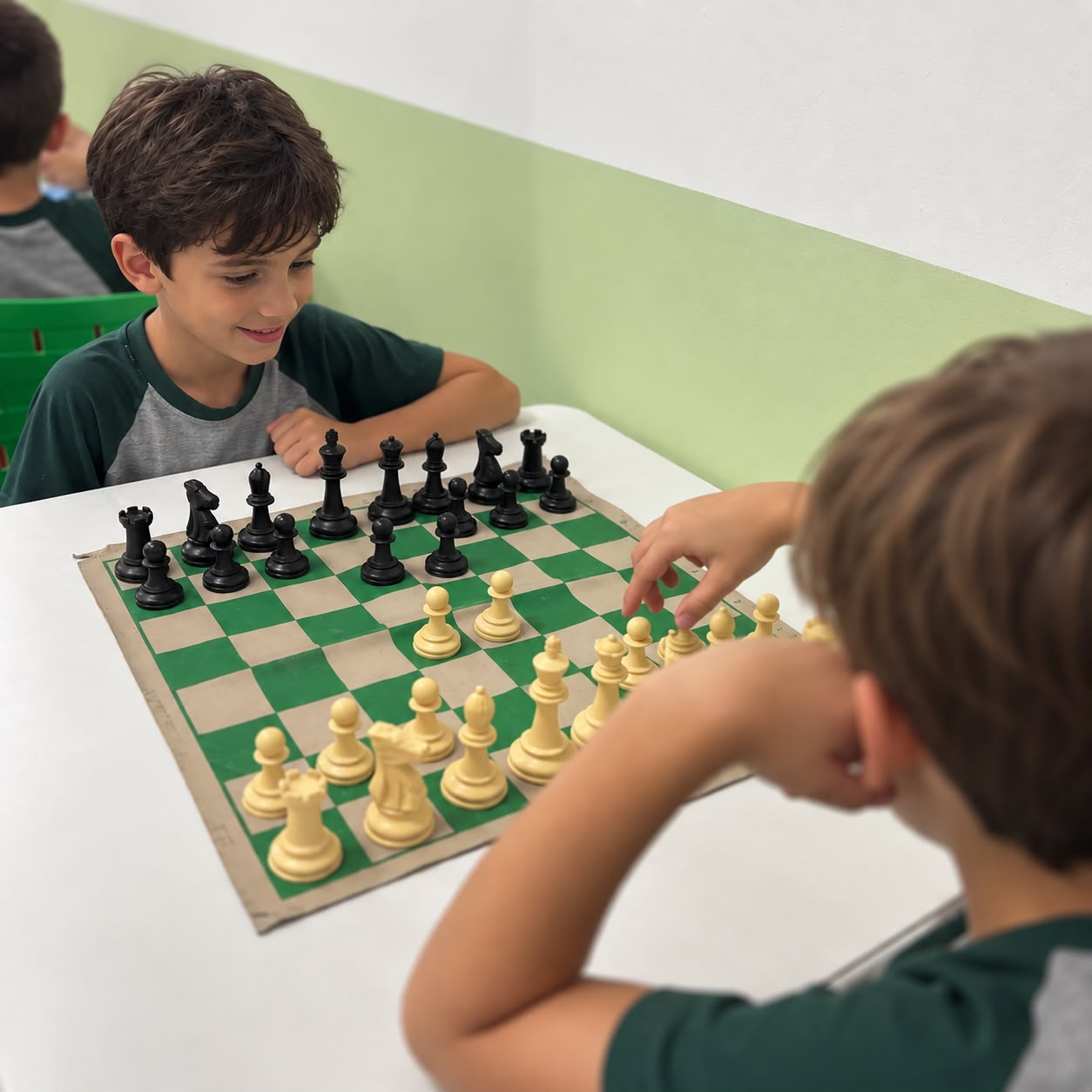 Alunos do Ensino Fundamental I colaborando em uma atividade prática no espaço escolar