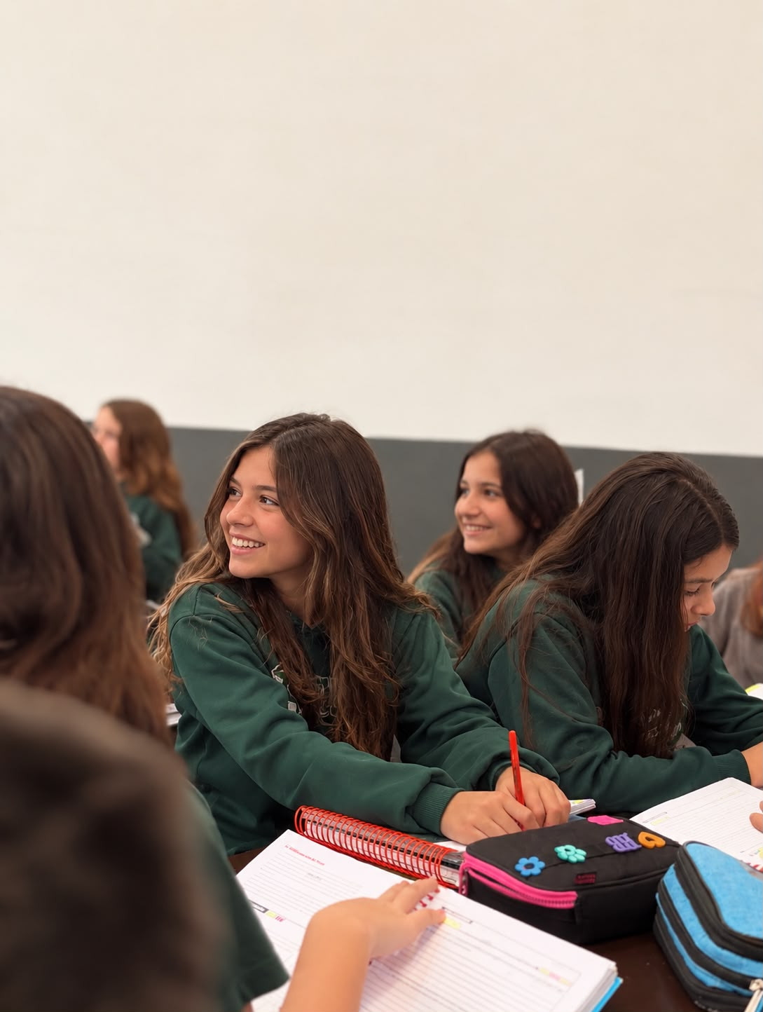 Alunos do Ensino Fundamental II participando de uma atividade prática no laboratório da escola
